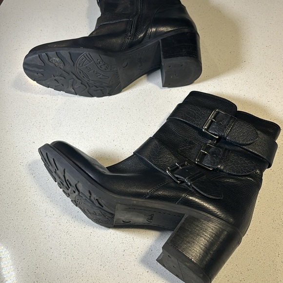 Ladies CLARKS BLACK LEATHER BOOTS WITH BUCKLES - Picture 5 of 9